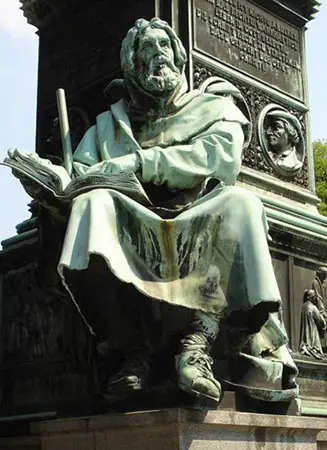 Statua raffigurante Valdo ubicata a Worms (Germania).