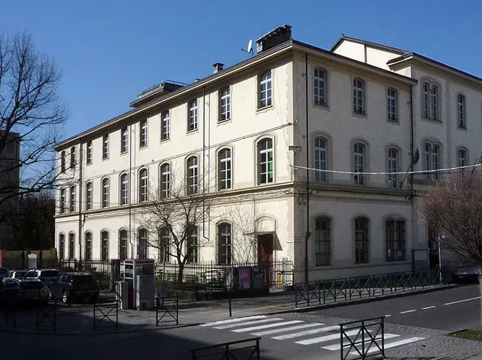 Scuola elementare Beata Vergine di Campagna, lato affacciato su viale Madonna di Campagna a Torino (© Fabrizio Diciotti, 2014).