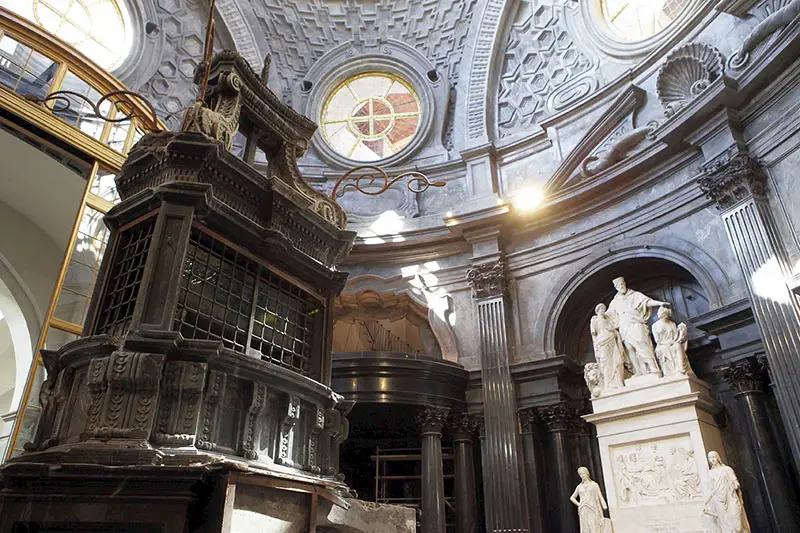La Cappella della Sacra Sindone. La progettazione dello spazio sacro fu dapprima affidata a Carlo e Amedeo di Castellamonte, poi a Bernardino Quadri. Il progetto definitivo passò nel 1667 a Guarino Guarini. La cappella si interseca con il Palazzo Reale ed è emblema massimo della fusione tra valenza religiosa e politica della reliquia. Nel 1997 la cupola della cappella fu devastata da un incendio, e soltanto di recente lo spazio è stato riaperto.