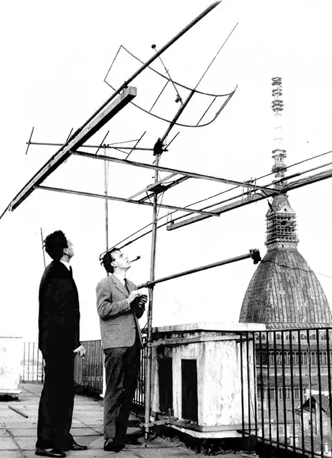 I fratelli Judica Cordiglia mentre installano un'antenna sul tetto del loro condominio (foto © Max Judica Cordiglia).