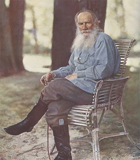 Lev Tostoj in una fotografia del 1908.