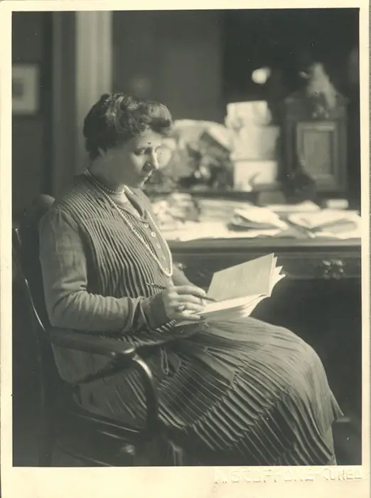 Alice Schanzer al tavolo di lavoro a Cuneo. © Museo Casa Galimberti del Comune di Cuneo