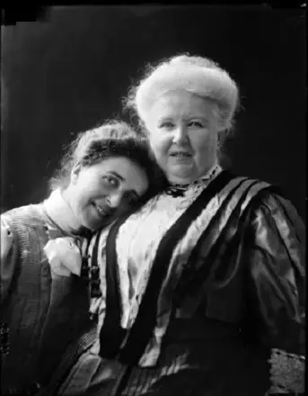 Enrichetta e Rosa Giolitti, figlia e moglie di Giovanni Giolitti, nel 1895.