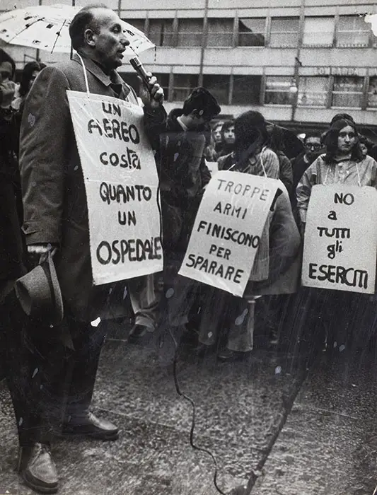 Domenico Sereno Regis in piazza Lagrange alla manifestazione dell’11 marzo 1972 (© Archivio Centro Studi Sereno Regis FMP, fasc. 166).