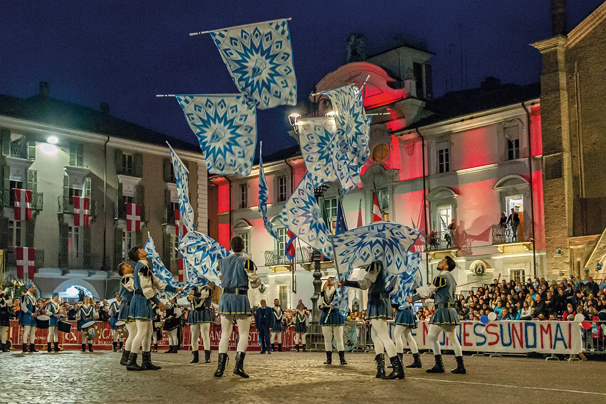 Gli sbandieratori, eredi dell’antica arte militare di “sventolar la bandiera”, animano l’intera manifestazione con le loro sfarzose scenografie (© Archivio fotografico Comune di Asti).