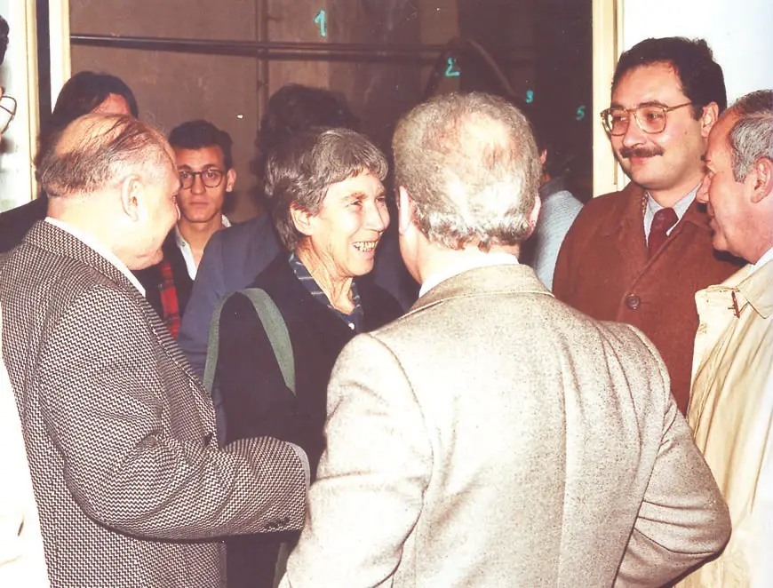 Fischetti con Natalia Ginzburg dopo la presentazione della raccolta poetica presso il Teatrino di Collegno nell'inverno del 1985.
