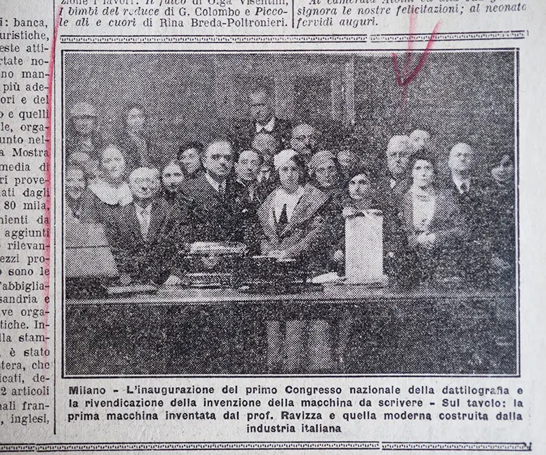 Inaugurazione del Primo Congresso nazionale della dattilografia e la rivendicazione dell’invenzione della macchina da scrivere. Sul tavolo si vede il cembalo scrivano n. 10 accanto ad una moderna macchina dell’industria italiana. Da Il Popolo D‘Italia, 28 novembre 1933, Anno XII.