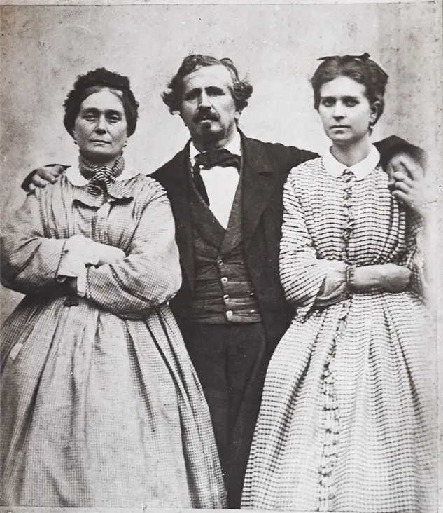 Giuseppe Ravizza con la moglie Ernesta Crosio e la figlia Elisa in una fotografia del 1864.