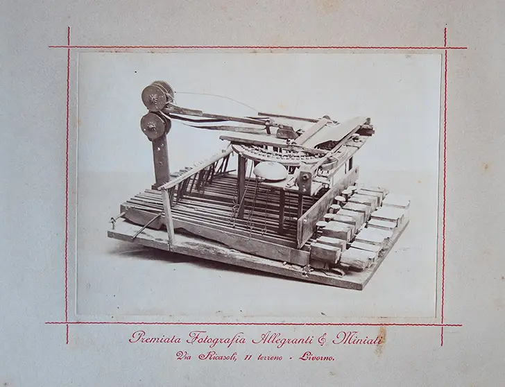 Fotografia del modello di cembalo scrivano a scrittura visibile conservato presso il  Museo della Scienza e della Tecnologia “Leonardo Da Vinci” di Milano (© Centro di Documentazione dei Musei Civici di Novara).