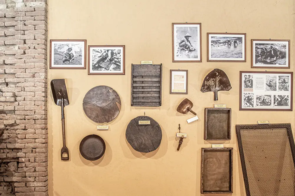 Antichi attrezzi per la ricerca dell’oro utilizzati dalla popolazione locale esposti al Museo dell’oro a Casal Cermelli (© Cascina Merlanetta).