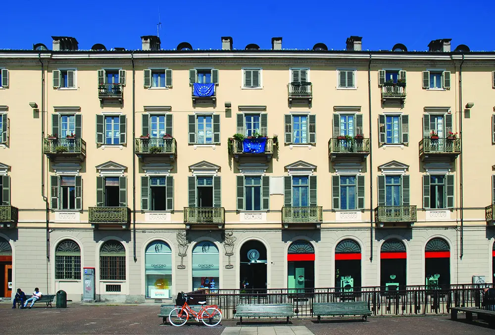 Una lapide in piazza Bodoni 4F ricorda l’attività di Giuseppe Pomba, fondatore della UTET, ma il palazzo fu anche la prima abitazione torinese di Antonio Scialoja.