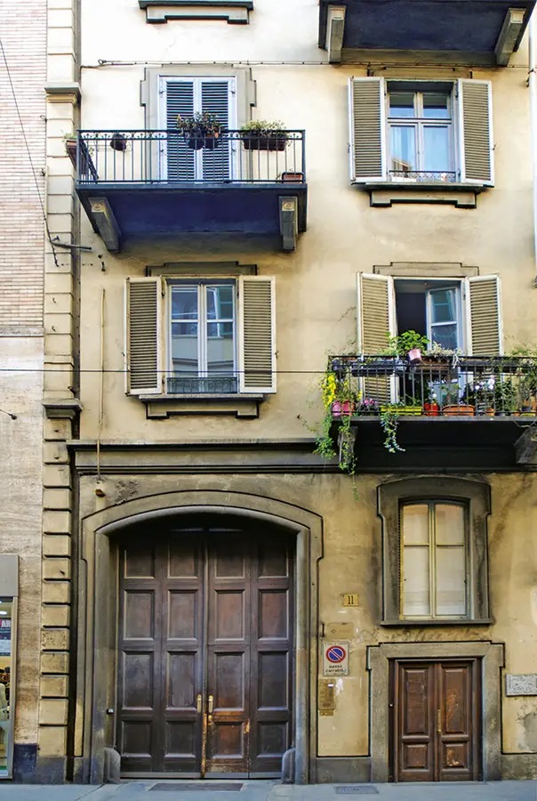 Francesco Crispi trascorse la sua bohème torinese in una soffitta di via Vanchiglia 11.