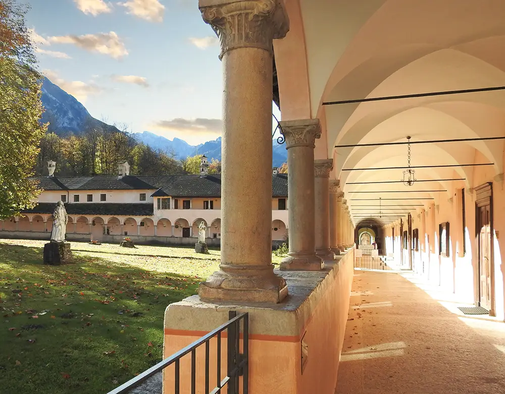 Veduta del chiostro della certosa di Pesio.