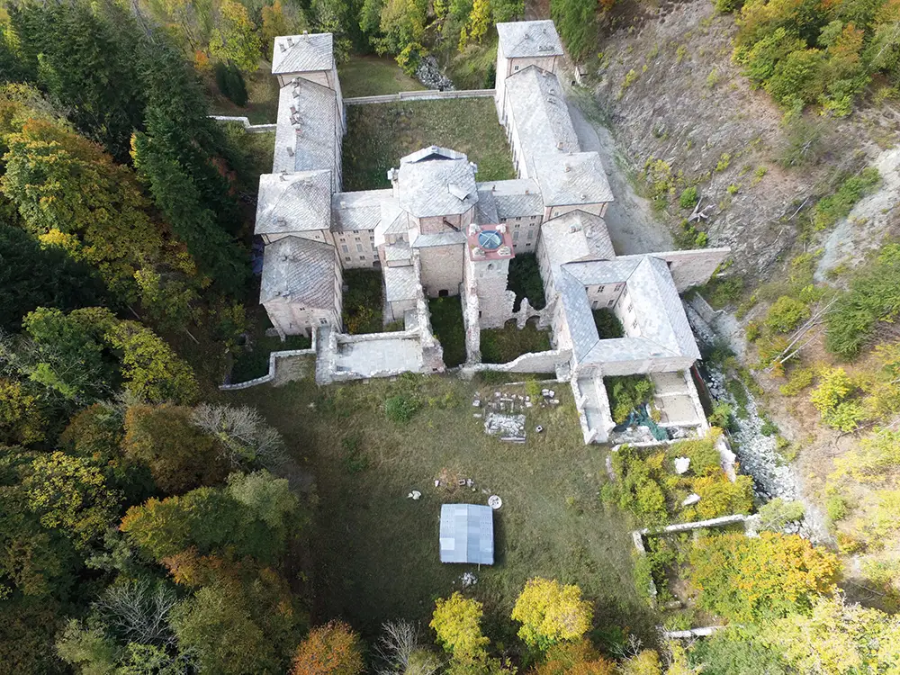 Vista dall'alto del castello di Casotto, sul retro sono visibili i resti dell'antica certosa.