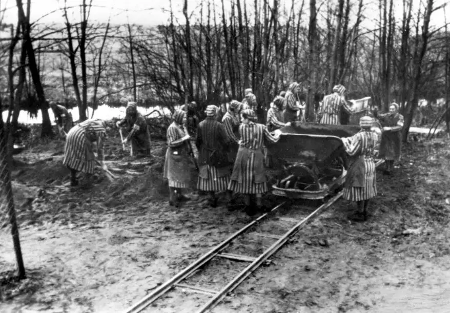 Donne internate a Ravensbrück (Bundesarchiv CC-BY-SA 3.0).