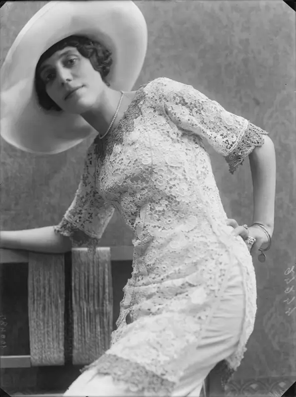 Amalia Guglielminetti, foto di Mario Nunes Vais, 1900-1920.