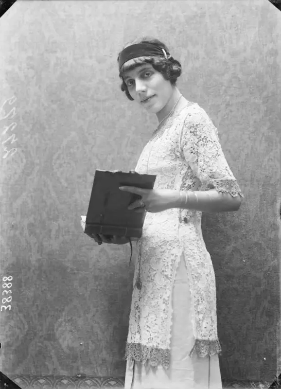 Amalia Guglielminetti, foto di Mario Nunes Vais, 1900-1920.
