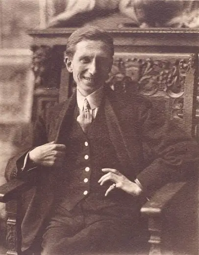 Guido Gozzano nel 1912.