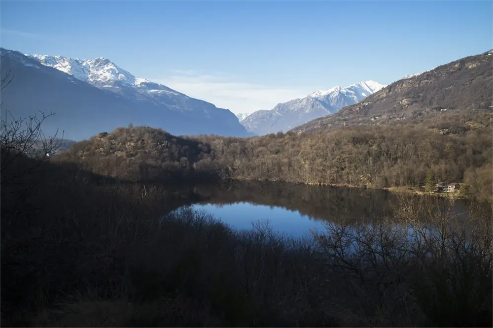 Vista sul Lago Nero presso il tratto della Via Francigena a Borgofranco d'Ivrea (foto di Linda Ferrando).