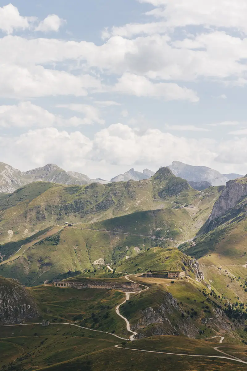 Il Forte Colle Alto o Forte Centrale del Colle di Tenda. Alle spalle le strade bianche della Via del Sale che collega Limone Piemonte e Monesi di Triora. Sullo sfondo la Cima Marguareis, la montagna più alta delle Alpi Liguri (foto di Giulia Liliana Ferrando).