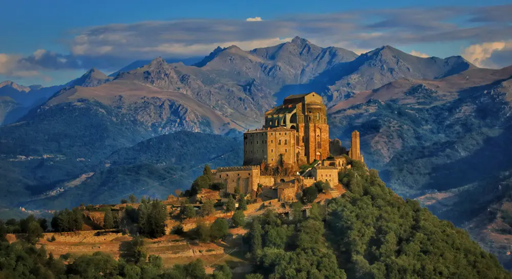 La Sacra di San Michele al tramonto, agosto 2019 (foto © Fedooo89 - CC BY-SA 4.0).