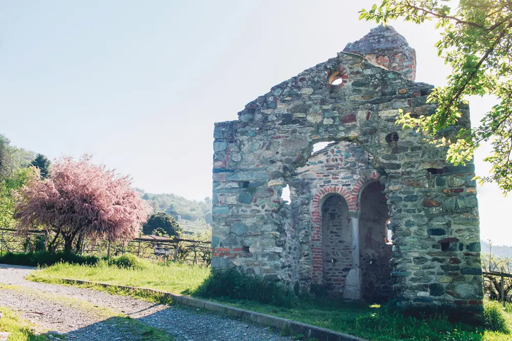 Nei pressi dell'abitato di Piverone, lungo la Via Francigena, si incontra il “Gesiun”, i resti dell'antica chiesa di San Pietro di Sugliaco, di cui restano alcuni muri perimetrali e un affresco. Gesiun significa “chiesona”, nonostante le modeste dimensioni, ed è una singolare testimonianza dell'architettura romanica in Canavese (foto di Giulia Liliana Ferrando).