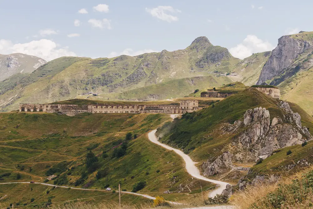 Il Forte Colle Alto o Forte Centrale del Colle di Tenda si trova in Francia, al confine tra la piemontese Valle Vermenagna e la francese Valle Roya (foto di Giulia Liliana Ferrando).