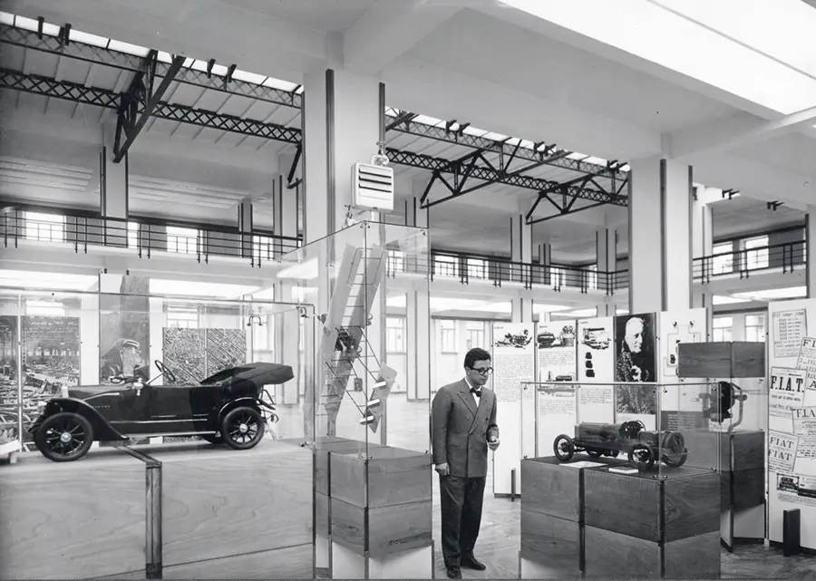 L’interno dell’area espositiva nel 1962. Nel corso degli anni gli allestimenti interni sono cambiati più volte (© A.S.F.).