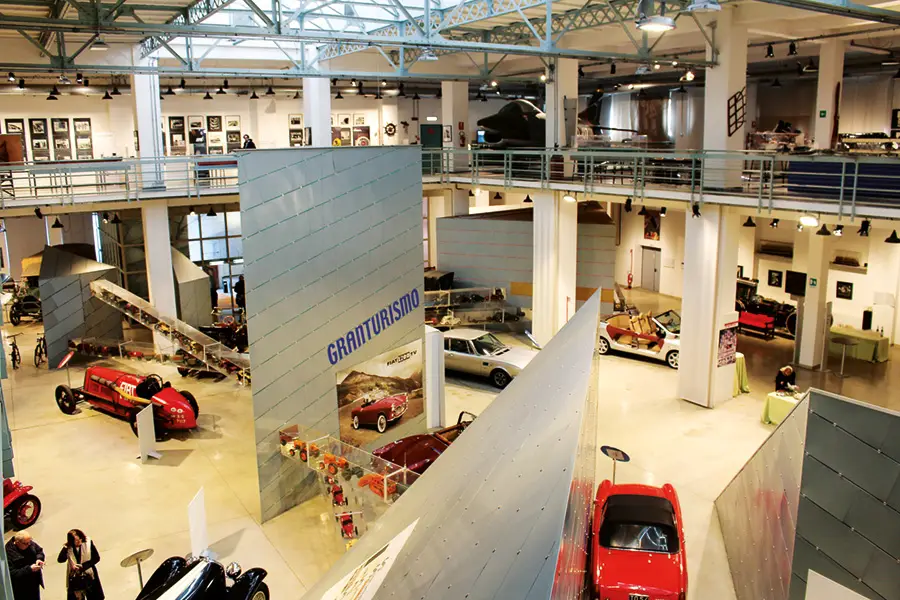 Particolare dell’area museale dedicata alle auto vista dalla balconata in uno degli allestimenti recenti (© A.S.F.).