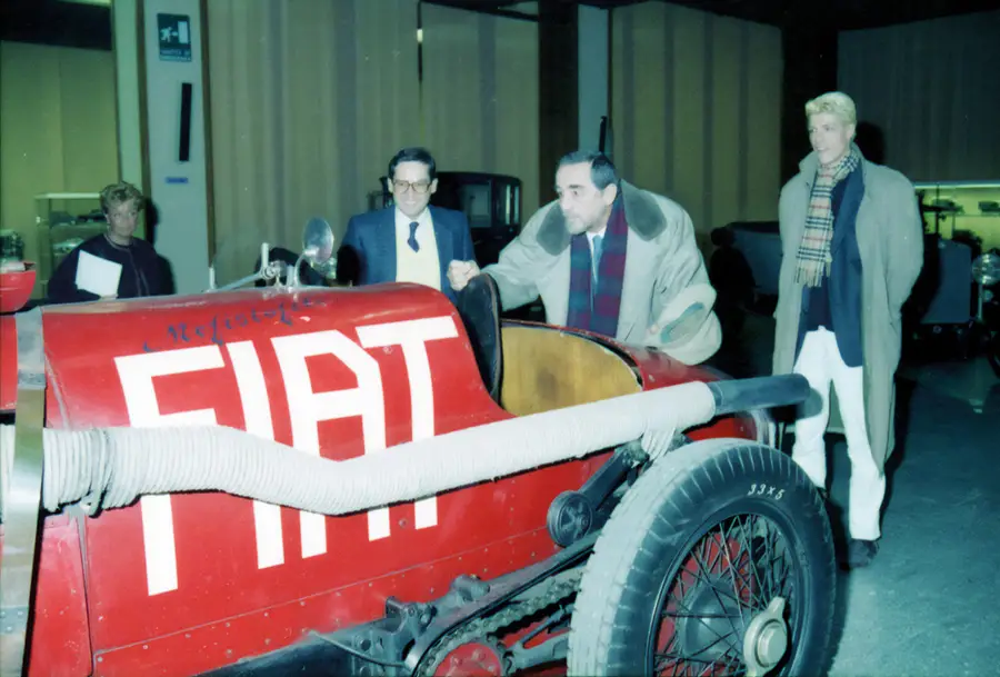 L’attore Vittorio Gassman in visita al Centro Storico Fiat insieme al figlio Alessandro in una fotografia del 1986 (© A.S.F.).
