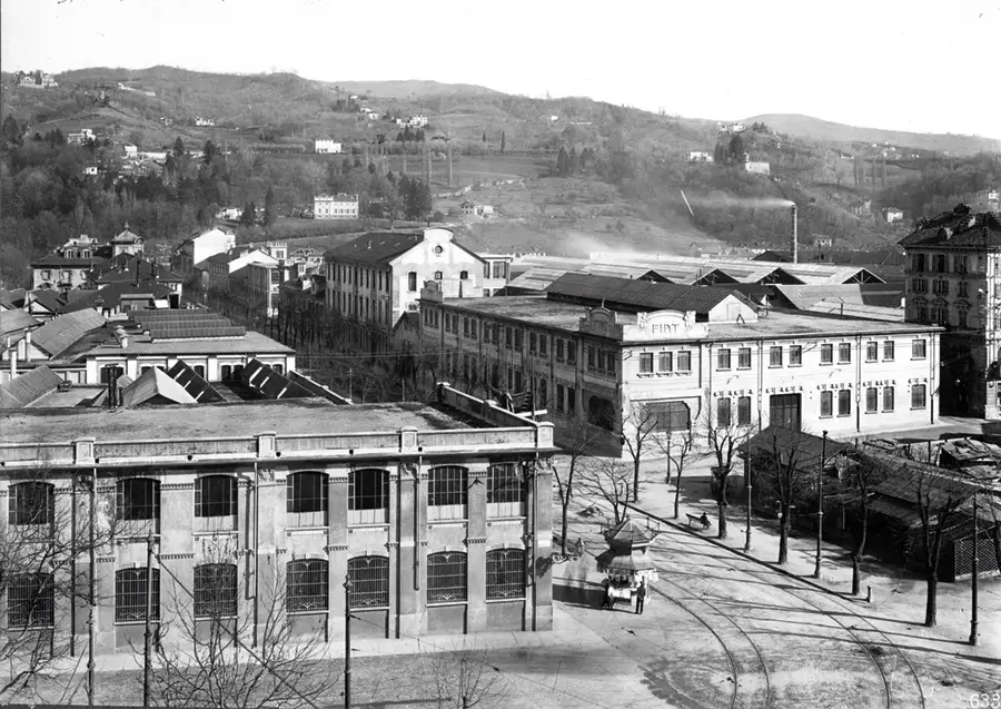 Gli insediamenti Fiat in corso Dante nel 1912: in primo piano lo stabilimento originario. Sulla destra è visibile la palazzina progettata dall’architetto Premoli nel 1907 che rappresentò il primo ampliamento aziendale (© A.S.F.).