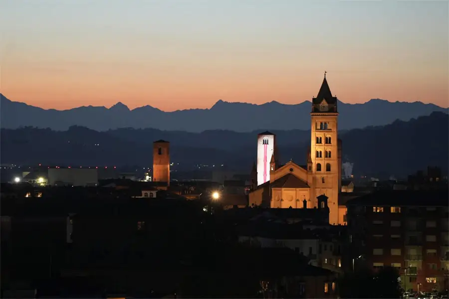Veduta di Alba dall'alto, in cui spicca il campanile del duomo (foto di Livia Siccardi).
