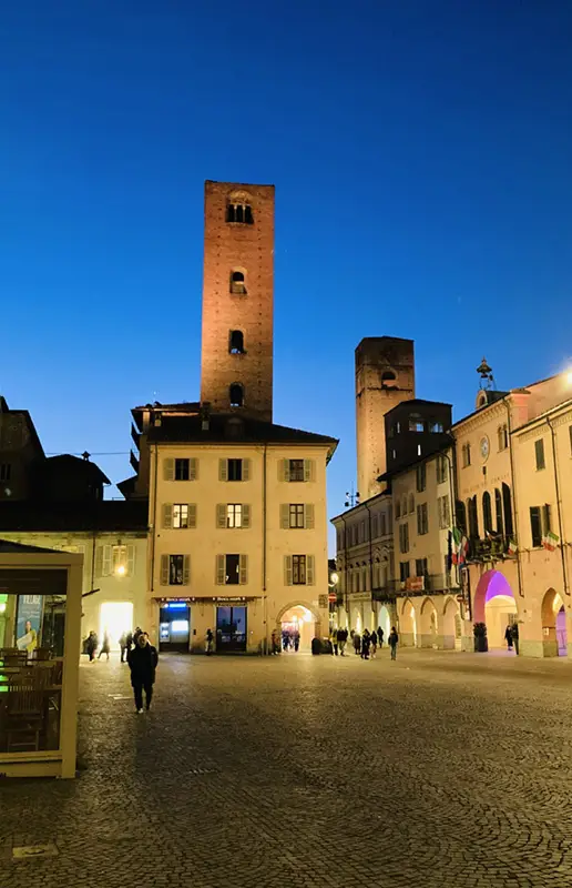 La torre Sineo, in piazza Risorgimento (foto di Irene Bottino).
