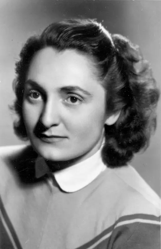 Angiola Minella nel 1948. Foto © Archivio Centrale dello Stato - Fondo Archivio fotografico Severino Crescente, fascicolo Camera dei deputati, I legislatura (1948 - 1953), album 3, unità 1486.