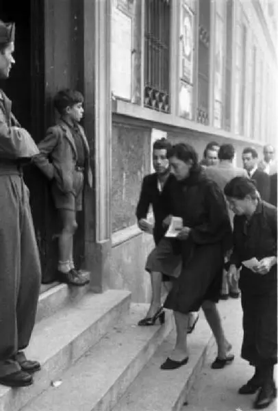Cittadini di Roma si recano alle urne. Con il referendum istituzionale del 1946 per la prima volta in Italia anche alle donne fu riconosciuto il diritto di voto politico (foto di Federico Patellani).