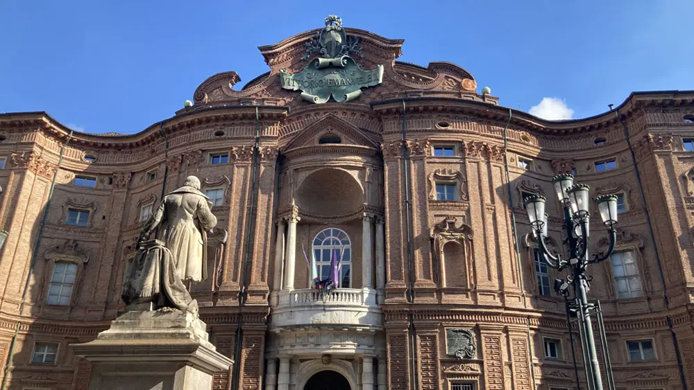 L'elegante facciata curvilinea di palazzo Carignano (foto di Irene Bottino).