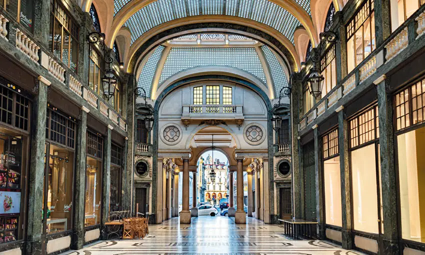 La Galleria di San Federico ospita al suo interno studi professionali, negozi e gioiellerie (Foto CC BY 4.0 - Jorge Franganillo).