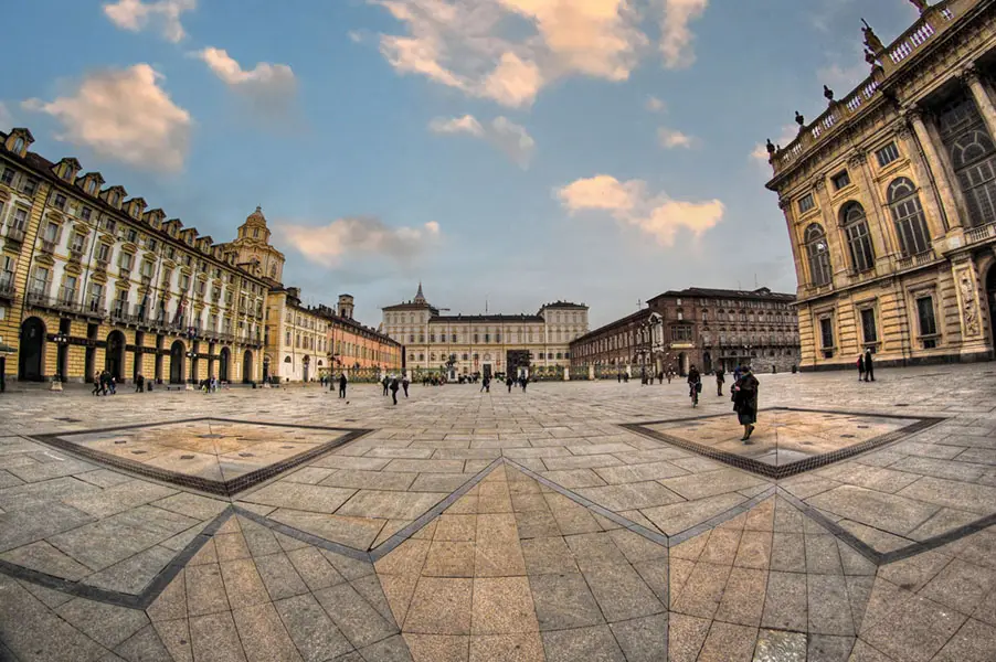 Veduta panoramica di piazza Castello: sulla destra si nota Palazzo Madama, sul fondo campeggia Palazzo Reale (Foto CC BY-SA 3.0 - Grassitelli).