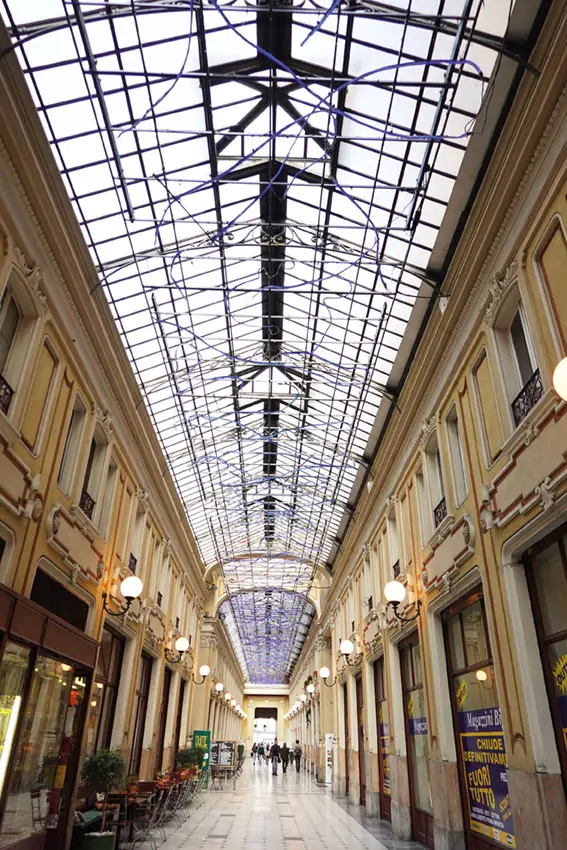 La Galleria Umberto I, lunga 100 metri, unisce via della Basilica al mercato di Porta Palazzo e viene impreziosita nel periodo natalizio dalle Luci d’Artista (Foto CC BY 4.0 - Guilhem Vellut).