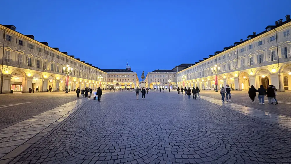 Ampia veduta dei portici di piazza San Carlo (foto di Irene Bottino).